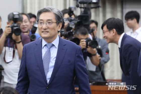 6일 서울 여의도 국회에서 열린 국회 운영위원회 전체회의에서 노영민 대통령 비서실장이 의원들과 인사를 나누고 있다. 2019.08.06.【서울=뉴시스】이종철 기자  =   jc4321@newsis.com