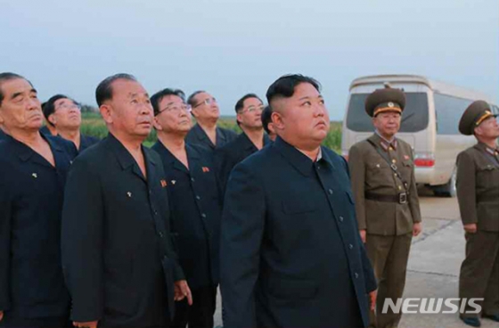 【서울=뉴시스】북한 로동신문은 김정은 국무위원장이 6일 새벽 "신형전술유도탄 위력시위발사를 참관했다"고 7일 보도했다. 로동신문 1면에 사진 9장과 함께 "우리 나라 서부작전비행장에서 발사된 전술유도탄 2발은 수도권지역 상공과 우리 나라 중부내륙지대 상공을 비행하여 조선동해상의 설정된 목표섬을 정밀타격하였다"고 보도했다. 2019.08.07. (출처=로동신문) photo@newsis.com