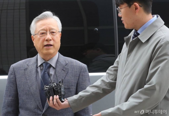 【서울=뉴시스】배훈식 기자 = KT 채용 비리 혐의를 받고 있는 이석채 전 KT회장이 30일 오전 서울 양천구 서울남부지방법원에서 열린 영장실질심사를 받기 위해 출석하며 취재진의 질문에 답하고 있다. 2019.04.30.    dahora83@newsis.com