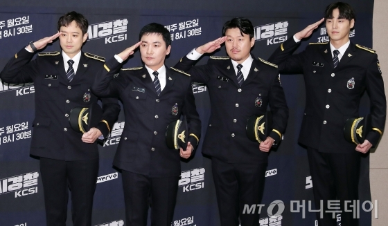 배우 천정명, 조재윤, 김민재, 이태환이 지난 7월 29일 오전 서울 마포구 상암동 스탠포드 호텔에서 열린 MBC에브리원 '도시경찰 :  KCIS' 제작발표회에 참석해 포즈를 취하고 있다.'도시경찰 : KCSI'는 힘든 도시 경찰 생활 속에서 그들의 삶과 애환을 함께 하는 모습을 그린 리얼리티 프로그램이다. 사진은 기사내용과 직접적인 관련은 없습니다. /사진=김창현 기자 chmt@