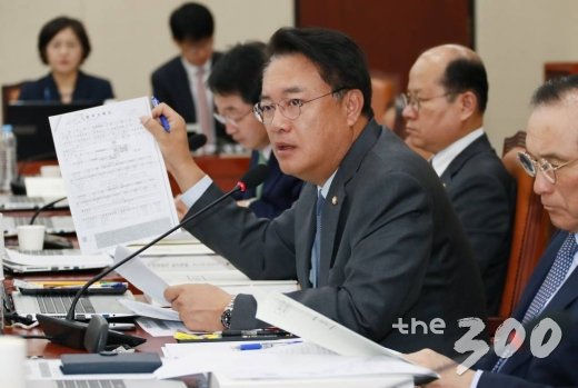 정진석 자유한국당 의원(오른쪽에서 세번째 얼굴) /사진=이동훈 기자