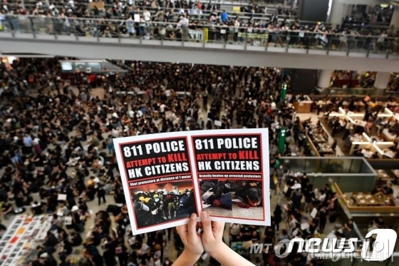 '범죄인 인도법안'에 반대하는 홍콩 시위대가 12일 홍콩국제공항을 점거하고 있는 모습. / 사진=뉴스1