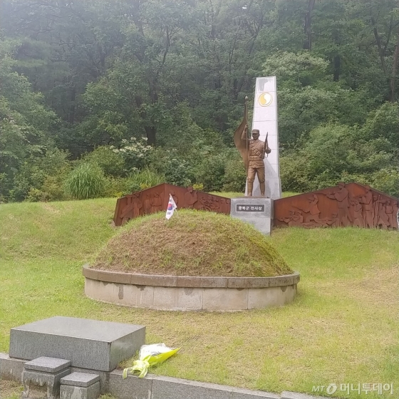 이낙연 국무총리가 15일 74주년 광복절을 맞아 서울 강북구 북한산국립공원에 있는 광복군 합동묘소 참배했다./사진=안재용 기자