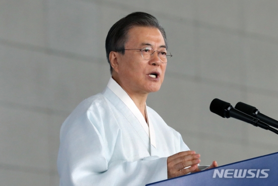 【천안=뉴시스】박진희 기자 = 문재인 대통령이 15일 충남 천안시 독립기념관에서 열린 제74회 광복절 경축식에서 참석하여 경축사를 하고 있다. 2019.08.15.    pak7130@newsis.com