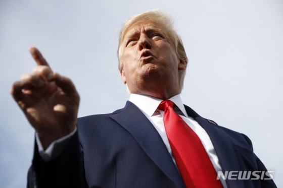 【모리스타운=AP/뉴시스】도널드 트럼프 미국 대통령이 15일(현지시간) 미 뉴저지주 모리스타운 공항에서 선거 유세지인 뉴햄프셔주 맨체스터로 떠나기 전 기자들에게 얘기하고 있다.   트럼프 대통령은 중국과의 관세전쟁에 대해 “중국에 큰 타격을 줬다”면서 “우리에겐 전혀 타격이 없다”라고 말했다.  그는 “우리는 매우 오랫동안 부와 성공을 누릴 것"이라며 "알다시피 중국은 매우 매우 형편없다”고 주장했다. 2019.08.16.