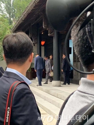 20일 베이징 교외 고북수진에서 열린 제9차 한중일 외교장관 회의에서 고노 다로 일본 외무상이 왕이 중국 외교부장과 회담을 마치고 퇴장하고 있다./사진=베이징 특파원 공동취재단