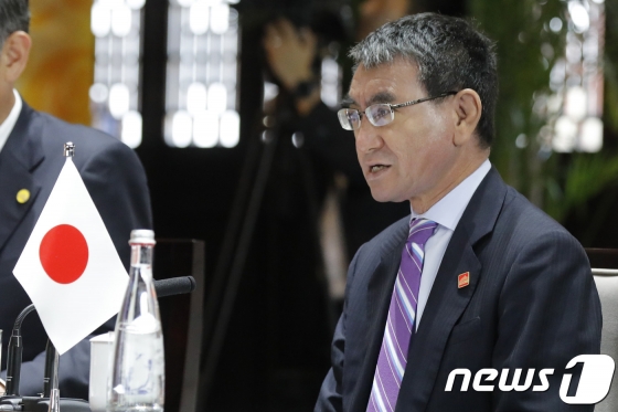 (베이징 AFP=뉴스1) 우동명 기자 = 고노 다로 일본 외무상이 21일(현지시간) 베이징 구베이 타운에서 열린 한중일 외교장관 회의에 참석해 발언을 하고 있다.   © AFP=뉴스1  <저작권자 © 뉴스1코리아, 무단전재 및 재배포 금지>