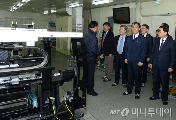 성윤모 산업통상자원부 장관이 2018년 12월 3일 경남 창원시 의창구 대건테크를 찾아 스마트 공장 설비 작동 현장을 둘러보고 있다. 2018.12.3/뉴스1 <저작권자 © 뉴스1코리아, 무단전재 및 재배포 금지>