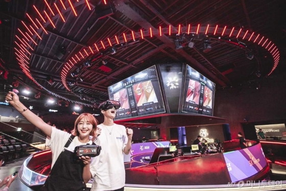 {SK텔레콤}은 오는 31일 고려대 화정체육관에서 열리는 국내 최대 e스포츠 리그 LCK(롤 챔피언스 코리아) 서머 결승전을 360도 VR(가상현실)로 생중계한다고 29일 밝혔다. /사진=Sk텔레콤<br>