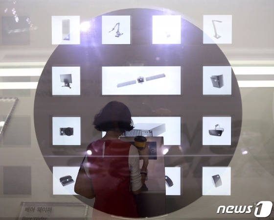 이달 16일 서울 강남구 삼성전자 서초사옥 딜라이트룸에 전시된 반도체 웨이퍼와 관람객이 반도체 관련 전시를 살펴보고 있는 모습. / 사진제공=뉴스1