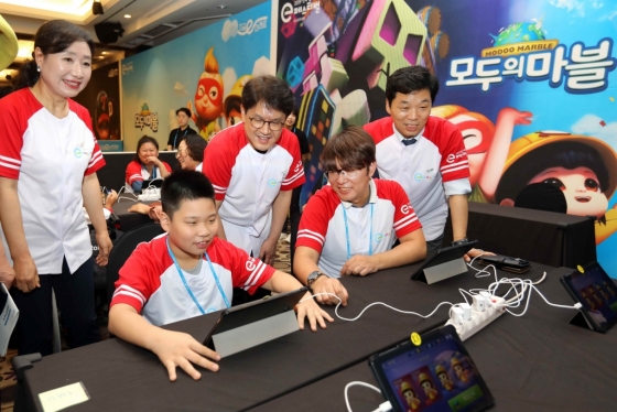 '2019 전국 장애학생 e페스티벌' 현장. (왼쪽부터) 게임물관리위원회 이재홍 위원장, 국립특수교육원 김은숙 원장, 넷마블문화재단 서장원 대표, 더불어민주당 김병관 의원. /사진=넷마블