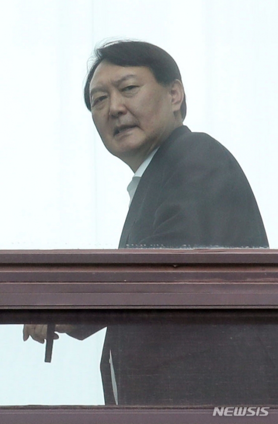 【서울=뉴시스】 김진아 기자 = 윤석열 검찰총장이 조국 법무부 장관 후보자의 인사청문회를 하루 앞둔 5일 오후 서울 서초구 대검찰청에서 점심 식사를 하기 위해 구내식당으로 향하고 있다. 2019.09.05. bluesoda@newsis.com