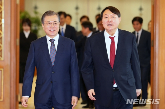 【서울=뉴시스】박진희 기자 = 문재인 대통령이 25일 청와대 본관에서 윤석열 신임 검찰총장 임명장 수여식을 마치고 환담장으로 향하고 있다. 2019.07.25. pak7130@newsis.com