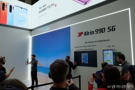 7일(현지시간) 독일 베를린에서 열린 IFA 2019에서 화웨이가 '기린 990'을 시연하고 있다. /사진=박소연 기자