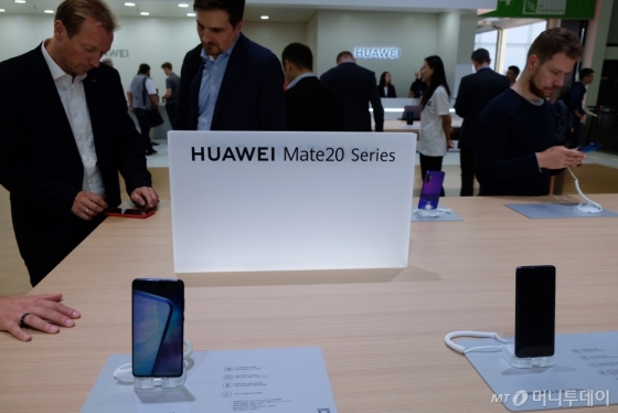 7일(현지시간) 독일 베를린에서 열린 IFA 2019에서 화웨이가 메이트20 시리즈를 전시했다. /사진=박소연 기자