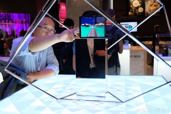 중국 TCL이 독일 베를린에서 열린 IFA 2019에서 공개한 '폴더블 태블릿 디스플레이 콘셉트' 제품. /사진=박소연 기자