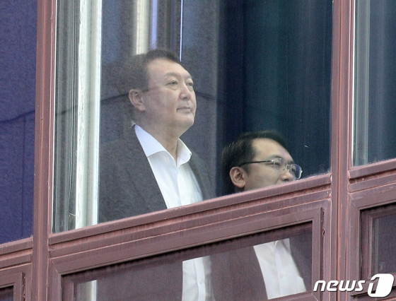 (서울=뉴스1) 신웅수 기자 = 윤석열 검찰총장이 9일 오후 서울 서초구 대검찰청에서 점심식사를 마친 후 청사로 이동하고 있다. 문재인 대통령은 이날 조국 법무부 장관 후보자의 임명을 재가했으며 검찰은 조만간 조 장관의 배우자 정경심 동양대 교수를 소환해 조사할 것으로 알려졌다. 2019.9.9/뉴스1 <저작권자 © 뉴스1코리아, 무단전재 및 재배포 금지>