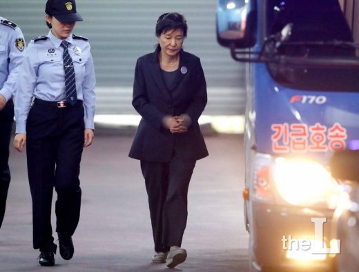 구속 만기를 엿새 앞둔 박근혜 전 대통령이 2017년 10월10일 서초구 서울중앙지법에서 열린 공판을 마친 뒤 호송차에 오르고 있다. / 사진=홍봉진기자 honggga@