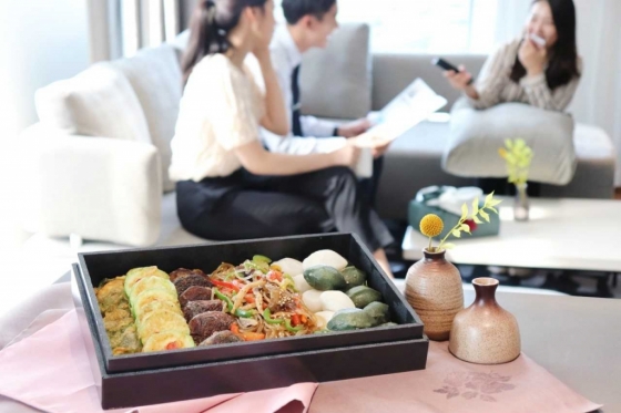 노보텔 앰배서더 동대문은 추석 연휴를 맞아 추석 패키지 투숙객에게 궁중잡채, 송편을 담은 '미니 고메박스'를 제공한다. /사진=노보텔 앰배서더 동대문