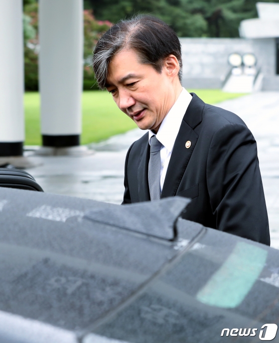 조국 신임 법무부 장관이 10일 오전 서울 동작동 국립서울현충원 참배를 마친 뒤 대기하던 차량에 오르고 있다. /사진=뉴스1