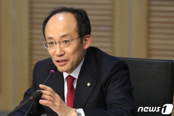 추경호 자유한국당 의원이 지난 2월 21일 오후 서울 여의도 국회 의원회관에서 열린 '文정부 정책에 희생되는 소비자, 이대로 좋은가?'에서 환영사를 하고 있다. / 사진제공=뉴스1