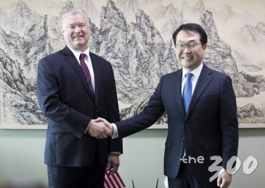 이도훈 외교부 한반도평화교섭본부장(오른쪽)이 21일 오전 서울 종로구 외교부 청사에서 한·미 북핵 수석대표 협의에 앞서 스티븐 비건 미국 국무부 대북정책특별대표와 악수를 하고 있다./사진=김창현 기자