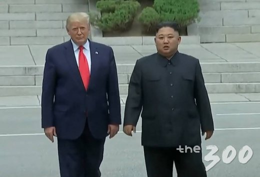도널드 트럼프 미국 대통령과 김정은 북한 국무위원장이 30일 오후 판문점 북측에서 기념촬영을 한 뒤 남측으로 내려오고  있다. /방송화면캡쳐 / 사진=이동훈 기자 photoguy@