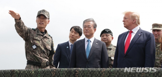 문재인 대통령과 도널드 트럼프 미국 대통령이 30일 오후 경기 파주 캠프 보니파스 북쪽의 최북단 '오울렛 초소'를 찾아 북한 지역을 관망하고 있다. 【파주=뉴시스】박진희 기자 = 2019.06.30. pak7130@newsis.com