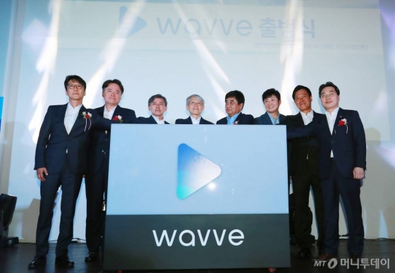 지난 16일 오후 서울 중구 정동1928 아트센터에서 열린 지상파 방송3사·SK텔레콤 통합 OTT 서비스 웨이브(wavve) 출범식에서 주요 참석자들이 세레모니를 하고 있다. 왼쪽부터 이태현 콘텐츠웨이브 대표, 최승호 MBC 사장, 양승동 KBS 사장, 최기영 과학기술정보통신부 장관, 한상혁 방송통신위원장, 박정훈 SBS사장, 고삼석 방송통신위원회 상임위원, 박정호 SK텔레콤 사장. /사진=이동훈 기자