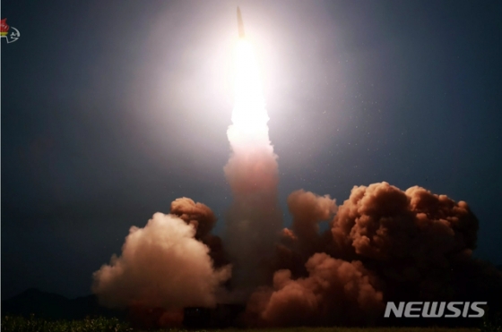 【서울=뉴시스】 김정은 북한 국무위원장이 지난 6일 새벽 '신형전술유도탄 위력시위발사를 참관했다'고 조선중앙TV가 7일 보도하고 있다.   서부작전비행장에서 발사된 전술유도탄 ２발은 수도권지역 상공과 우리 나라 중부내륙지대 상공을 비행하여 조선동해상의 설정된 목표섬을 정밀타격하였다고 보도했다. 2019.08.07. (사진=조선중앙TV 캡쳐)   photo@newsis.com