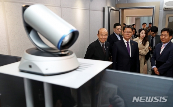 【서울=뉴시스】최진석 기자 = 김연철 통일부 장관이 15일 오후 서울 중구 대한적십자사를 방문해 박경서 대한적십자사 회장과 함께 이산가족 화상상봉장의 개보수 진행상황을 점검하고 있다. 2019.04.15.  photo@newsis.com