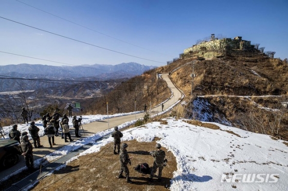 【고성(강원)=뉴시스】사진공동취재단 = '9.19 남북 군사합의'에 따른 비무장지대(DMZ) 내 시범 철수 감시초소(GP) 가운데 역사적 가치를 고려해  원형을 보존하기로 한강원도 고성 GP를13일 국방부가언론에 처음으로 공개했다.   대한민국 최동북단에 위치한 고성 GP는1953년 정전협정 체결 직후 최초로 설치된 곳으로 북한 GP와의 거리가 580m 밖에 되지않아 남북이 가장 가까이 대치하던 곳이다. 현재 이 곳은 장비와 병력을 철수하고 작년 11월 7일을 마지막으로 DMZ 경계 임무는 공식적으로 종료된 상태다. 2019.02.14.   photo@newsis.com  <저작권자ⓒ 공감언론 뉴시스통신사. 무단전재-재배포 금지.>