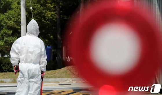 (안성=뉴스1) 조태형 기자 = 18일 오후 경기도 안성시 옥산동의 거점 소독시설에서 관계자가 소독을 위해 차량을 기다리고 있다. 2019.9.18/뉴스1 <저작권자 © 뉴스1코리아, 무단전재 및 재배포 금지>