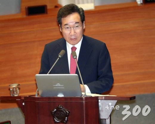 이낙연 국무총리가 27일 오후 서울 여의도 국회에서 열린 제371회 국회(정기회) 제3차 본회의 외교-통일-안보 분야 대정부질문에서 답변하고 있다. / 사진=홍봉진 기자 honggga@