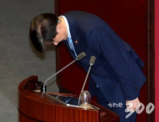 조국 법무부 장관이 26일 오후 서울 여의도 국회 본회의장에서 열린 정치 분야 대정부 질문에 앞서 인사하고 있다. / 사진=홍봉진 기자 honggga@