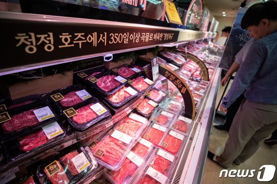 (서울=뉴스1) 유승관 기자 = 아프리카돼지열병(ASF)이 확산되고 있는 가운데 돼지고기 판매가 줄고 수입소고기와 닭고기 판매가 늘어난 것으로 나타났다. 29일 지난주 한 대형마트 매출에 따르면 구이용 국산 냉장 삼겹살 매출은 전주보다 9% 감소한 반면, 수입 소고기와 닭고기 매출은 각각 22%, 26% 늘어났다. 한편 한국농촌경제연구원 농업관측본부는 10월 평균 돼지 도매가격은 kg당 지난해 같은 기간 3,911원 보다 오른 4,000~4,200원으로 전망했다. 사진은 29일 서울시내 한 대형마트 수입소고기 판매대 모습. 2019.9.29/뉴스1 <저작권자 ⓒ 뉴스1코리아, 무단전재 및 재배포 금지>