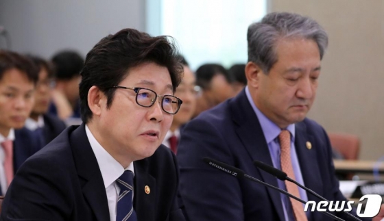 (세종=뉴스1) 장수영 기자 = 조명래 환경부 장관이 2일 정부세종청사에서 열린 국회 환경노동위원회의 환경부에 대한 국정감사에서 의원질의에 답변 하고 있다. 2019.10.2/뉴스1  <저작권자 © 뉴스1코리아, 무단전재 및 재배포 금지>