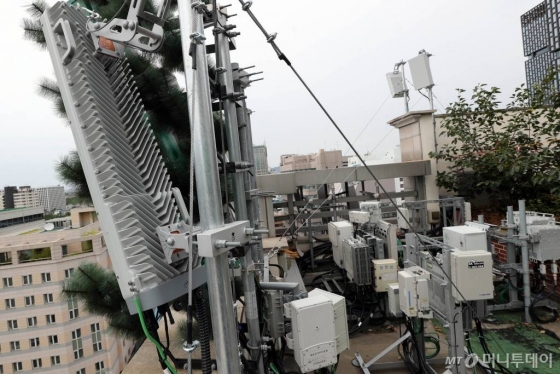 7월10일 오후 서울 시내의 한 빌딩 옥상에 통신사 5G 기지국 안테나가 설치되는 모습/사진=임성균 기자.