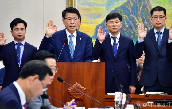 은성수 금융위원장이 4일 오전 서울 여의도 국회에서 열린 정무위 국정감사에서 선서하고 있다. / 사진=홍봉진 기자 honggga@