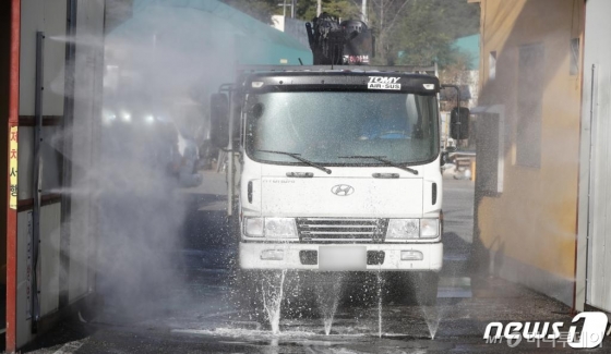 (대전=뉴스1) 주기철 기자 = 파주, 김포시 등 경기 북부 지역을 중심으로 다시 아프리카돼지열병(ASF)이 확산되고 있는 가운데 4일 오후 대전 대덕구 한 도축장 출입구에서 차량방역이 이뤄지고 있다. 2019.10.4/뉴스1 <저작권자 © 뉴스1코리아, 무단전재 및 재배포 금지>