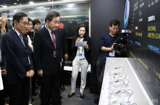 이낙연 국무총리와 김기남 한국전자정보통신산업진흥회(KEA) 회장 등이 8일 서울 삼성동 코엑스에서 열린 '한국전자산업대전(KES) 2019'에서 부스를 둘러보고 있다. /사진=박소연 기자