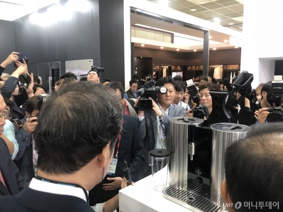 이낙연 국무총리와 김기남 한국전자정보통신산업진흥회(KEA) 회장 등이 8일 서울 삼성동 코엑스에서 열린 '한국전자산업대전(KES) 2019'에서 LG 홈브루를 둘러보고 있다. /사진=박소연 기자