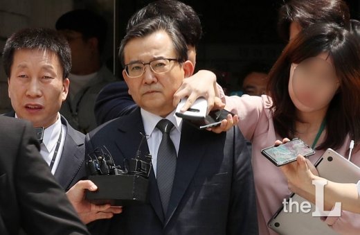 1억 6천여만 원의 뇌물 수수 혐의를 받는 김학의 전 법무부 차관이 16일 오후 서초구 서울중앙지방법원에서 진행된 영장실질심사를 마친 뒤 나서고 있다. / 사진=김휘선 기자 hwijpg@