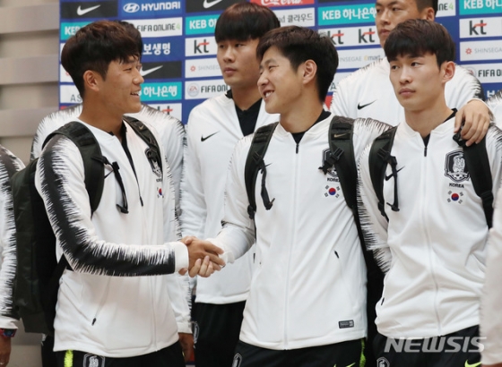 【인천=뉴시스】김진아 기자 = 한국축구대표팀 황희찬, 이강인이 오는 15일 평양에서 열리는 북한과의 2022 카타르 월드컵 아시아 2차 예선 H조 3차전 원정 경기에 출전하기 위해 13일 오후 인천국제공항에 통해 출국하기 전 인사를 나누고 있다. 대표팀은 중국 베이징을 통해 경기 전날인 14일 평양으로 이동한다. 2019.10.13. bluesoda@newsis.com