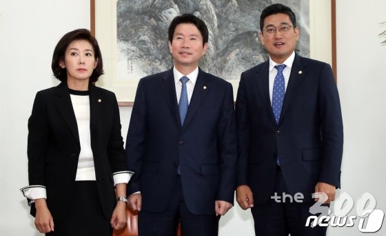(서울=뉴스1) 김명섭 기자 = 이인영 더불어민주당, 나경원 자유한국당, 오신환 바른미래당 여야 3당원내대표가 14일 서울 여의도 국회에서 회동을 하고 있다. 2019.10.14/뉴스1  <저작권자 © 뉴스1코리아, 무단전재 및 재배포 금지>