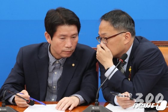 (서울=뉴스1) 임세영 기자 = 이인영 더불어민주당 원내대표와 박주민 더불어민주당 검찰개혁특위 공동위원장이 20일 오후 서울 여의도 국회에서 열린 검찰개혁특별위원회 3차회의에서 이야기를 나누고 있다. 2019.10.20/뉴스1 <저작권자 © 뉴스1코리아, 무단전재 및 재배포 금지>