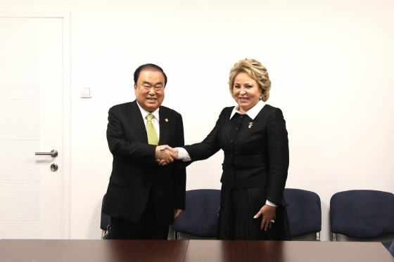 문희상 국회의장은 14일(현지시간) 세르비아 베오그라드에서 열린 제141차 IPU(국제의회연맹) 총회 중 발렌티나 마트비옌코 러시아 상원의장과 만나 한반도 비핵화 문제 등을 논의했다./사진제공=국회