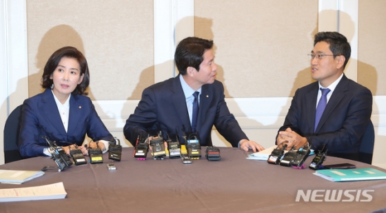 【서울=뉴시스】김명원 기자 = 이인영 더불어민주당 원내대표(가운데)와 나경원 자유한국당 원내대표(왼쪽), 오신환 바른미래당 원내대표가 16일 오후 국회에서 패스트트랙(신속처리안건)으로 지정된 검찰·사법개혁안을 논의하기 위해 `2+2+2'(각 당 원내대표와 의원 1명) 회동에서 이야기하고 있다. 2019.10.16. photo@newsis.com