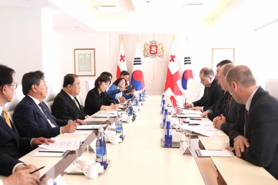 문희상 국회의장은 18일(현지시간) 조지아 트빌리시 조지아정부 청사 내 총리실에서 기오르기 가하리아 총리를 만나 양국간 경제협력 방안을 논의했다./사진제공=국회