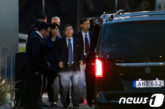 (스톡홀름 AFP=뉴스1) 우동명 기자 = 3일(현지시간) 북한 비핵화 문제를 논의할 북미 실무협상 북한 대표단이 스웨덴 스톡홀름의 알란다 공항에 도착하고 있다. 김명길 북한 외무성 순회대사가 이끄는 대표단은 이날 스톡홀름에 도착한 뒤 대기 중이던 차량을 타고 현지 북한 대사관으로 향했다.  © AFP=뉴스1  <저작권자 © 뉴스1코리아, 무단전재 및 재배포 금지>